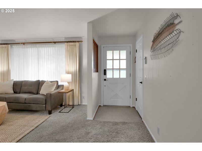 Living Room/Entrance