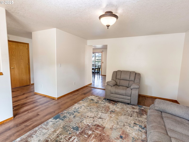 Living Room/Entrance