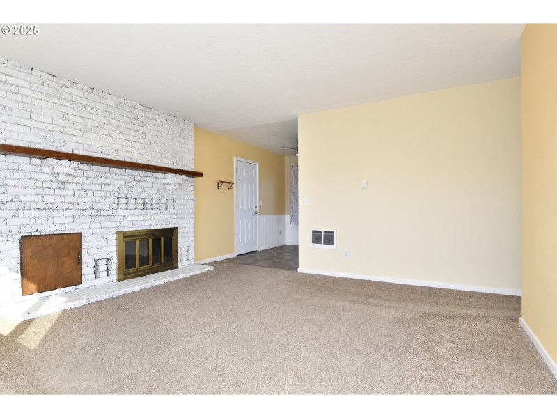 Living Room/Entrance