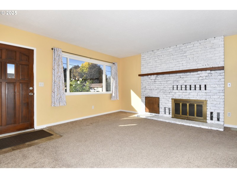 Living Room/Entrance