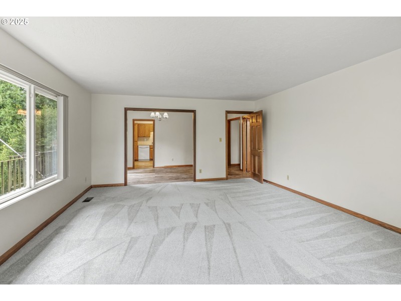 Living Room/Entrance