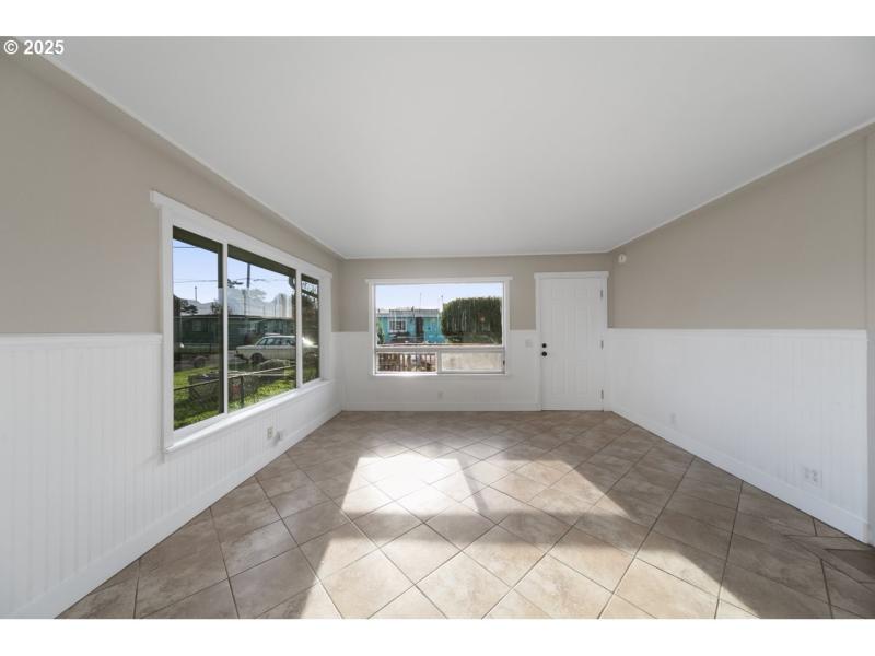 Living Room/Entrance