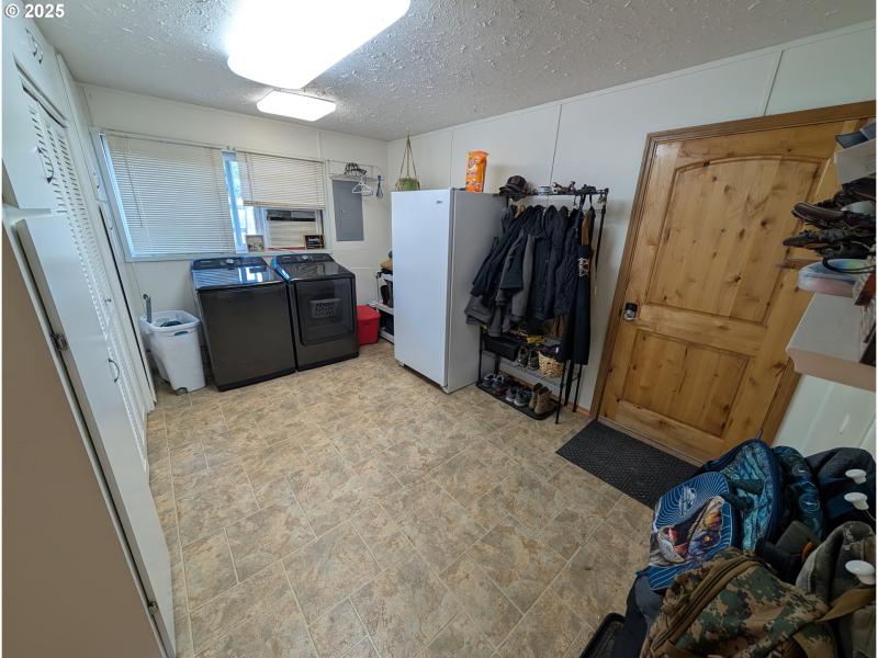 Living Room/Entrance