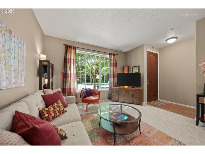 Living Room/Entrance