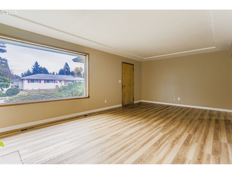 Living Room/Entrance