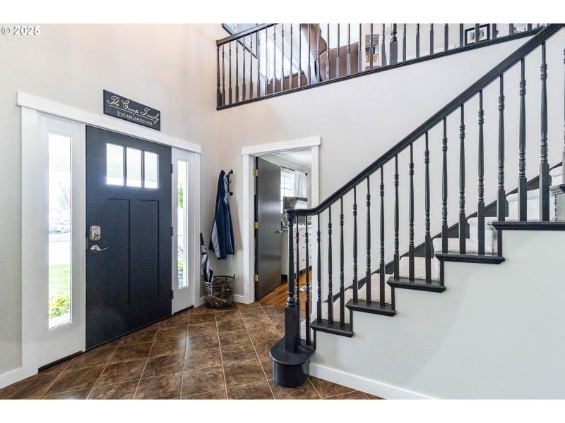 Living Room/Entrance