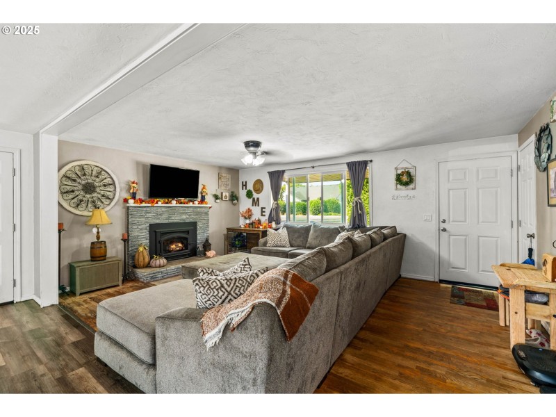 Living Room/Entrance