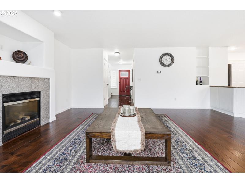 Living Room/Entrance