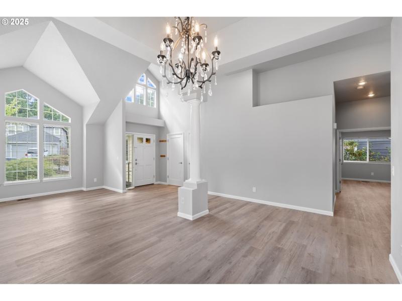 Living Room/Entrance