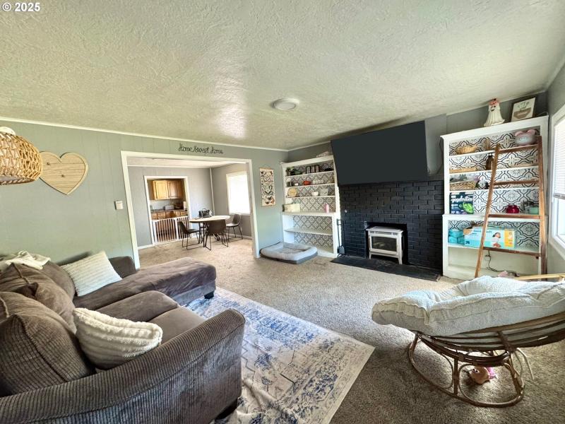 Living Room/Entrance