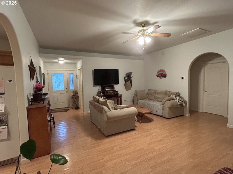 Living Room/Entrance