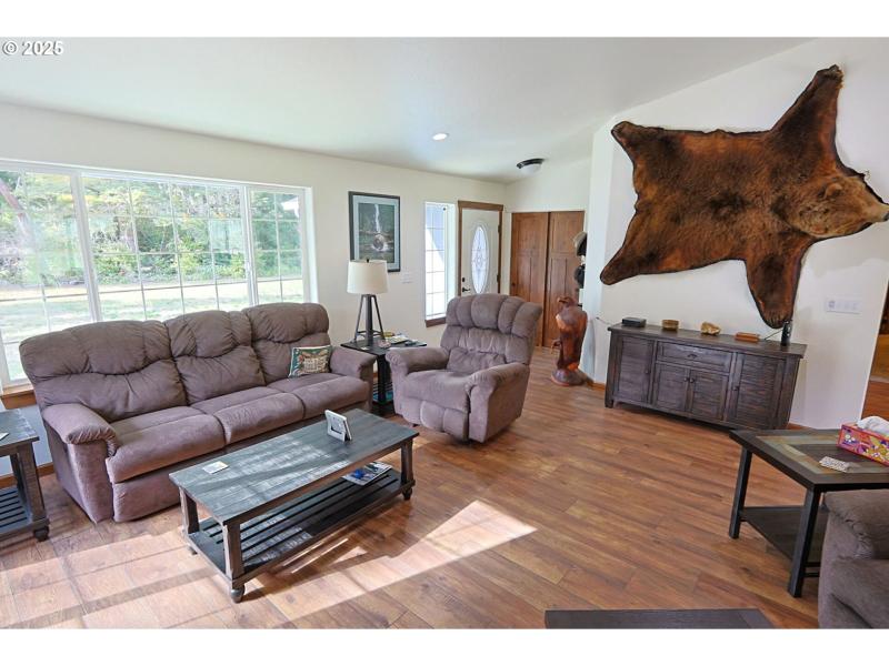 Living Room/Entrance