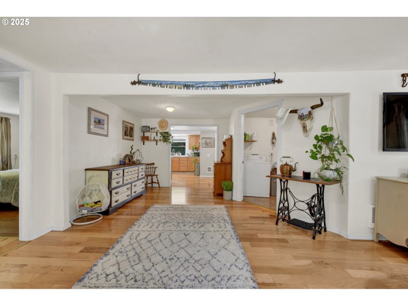 Living Room/Entrance