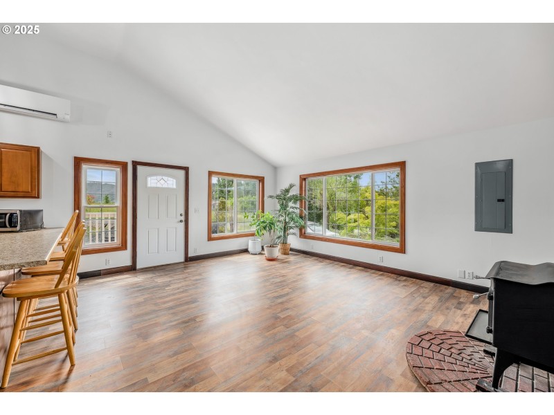 Living Room/Entrance