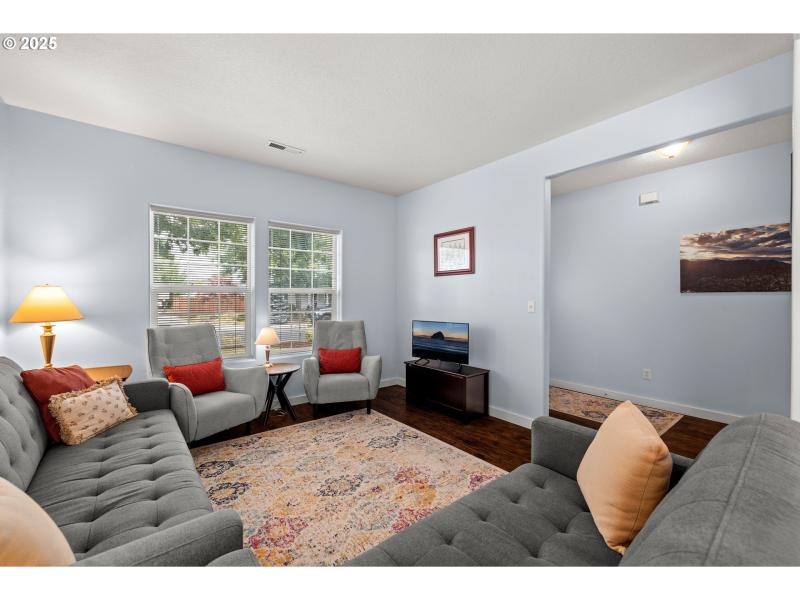 Living Room/Entrance