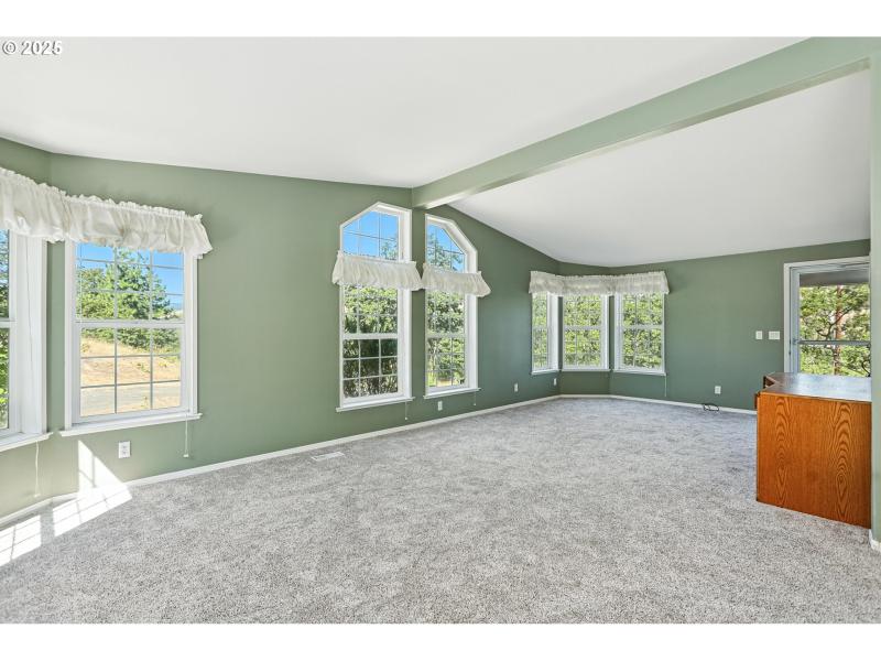 Living Room/Entrance