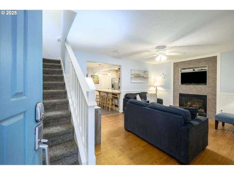 Living Room/Entrance