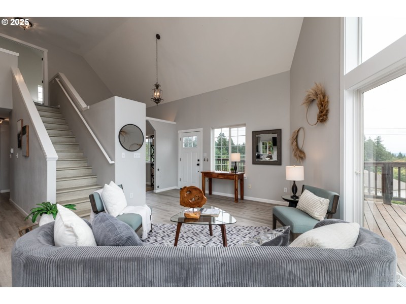 Living Room/Entrance