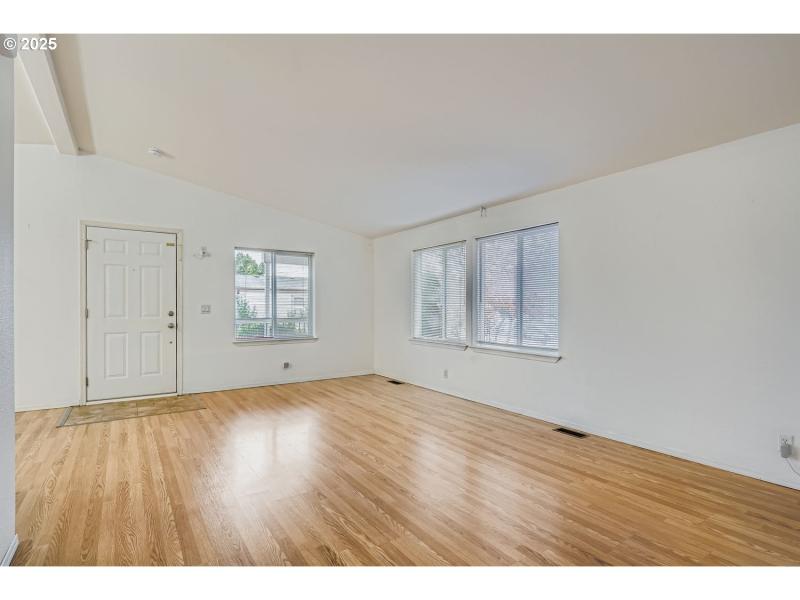 Living Room/Entrance