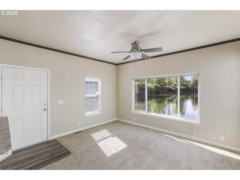 Living Room/Entrance