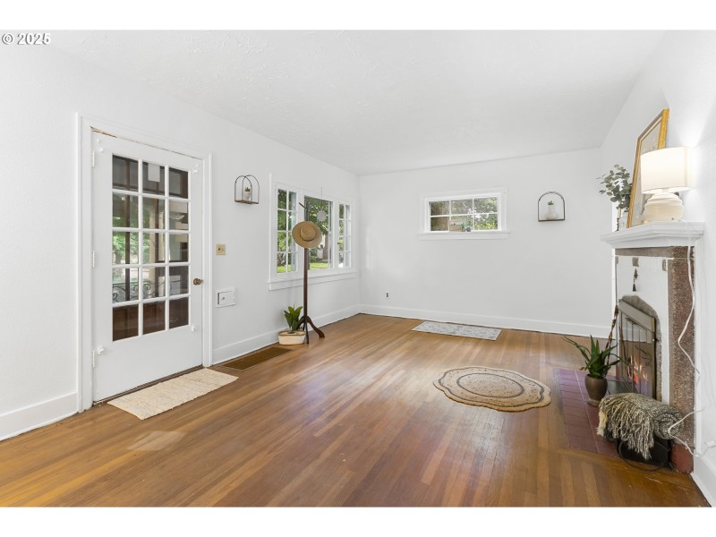 Living Room/Entrance