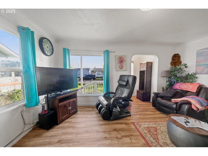 Living Room/Entrance