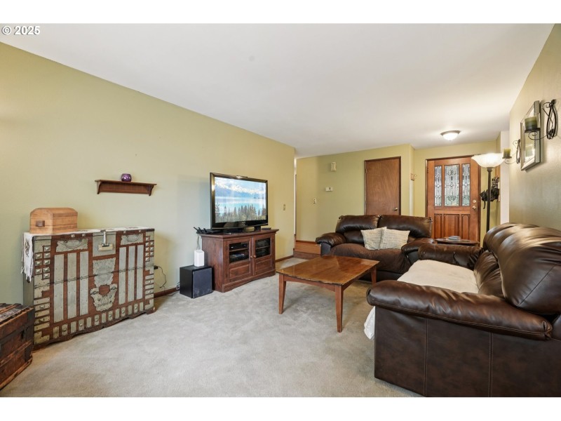 Living Room/Entrance