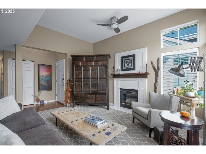 Living Room/Entrance