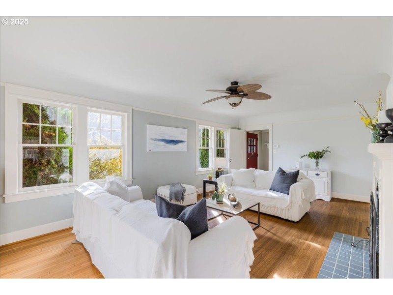 Living Room/Entrance