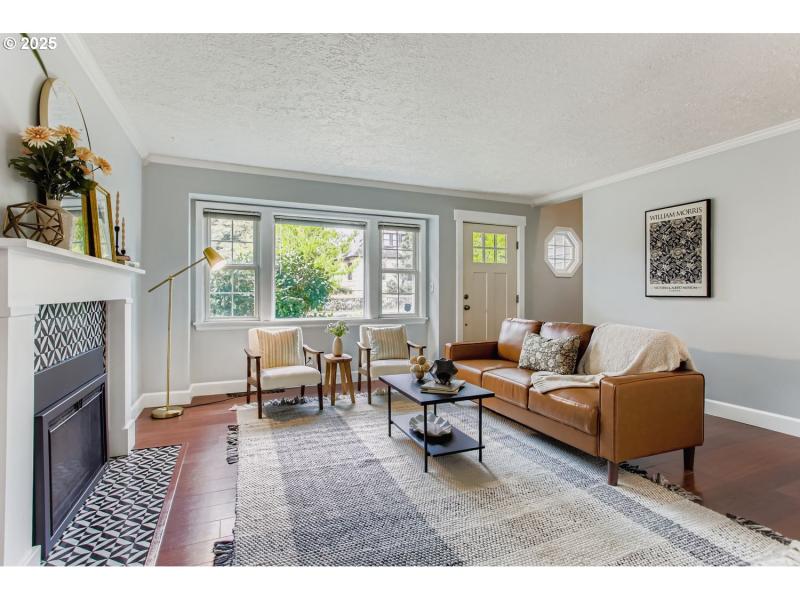 Living Room/Entrance