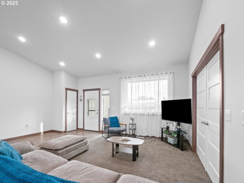 Living Room/Entrance