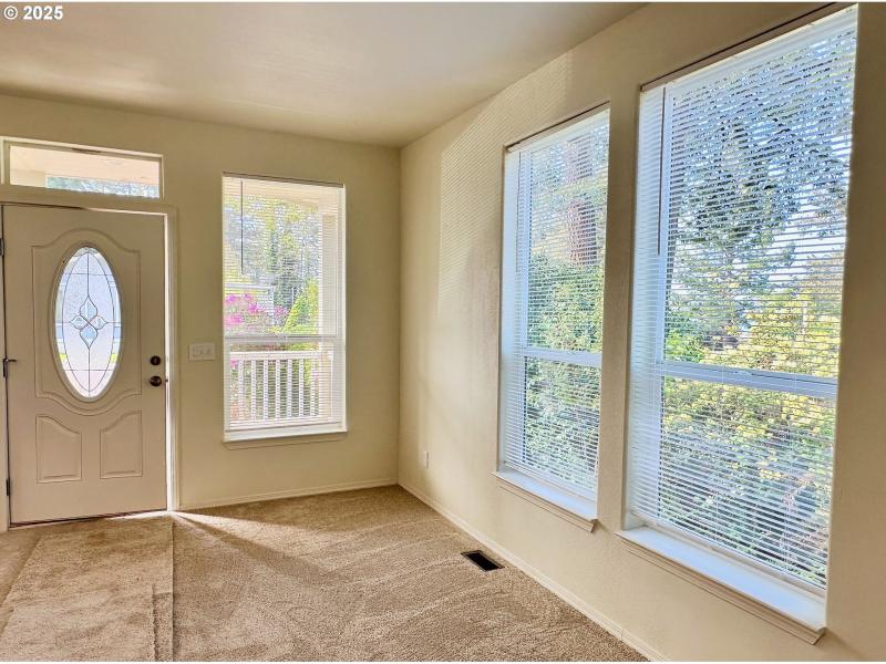 Living Room/Entrance