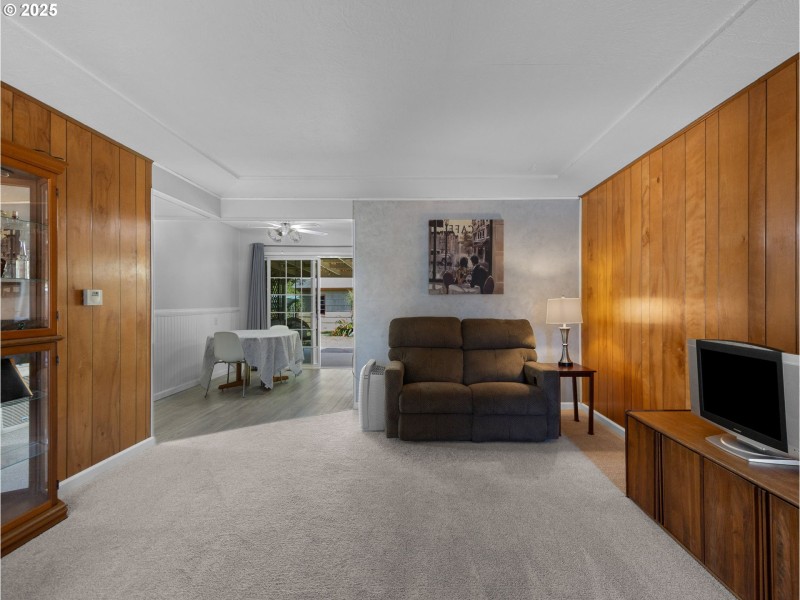 Living Room/Entrance