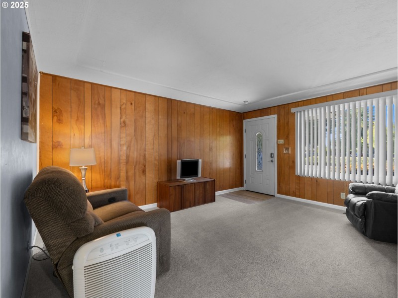 Living Room/Entrance