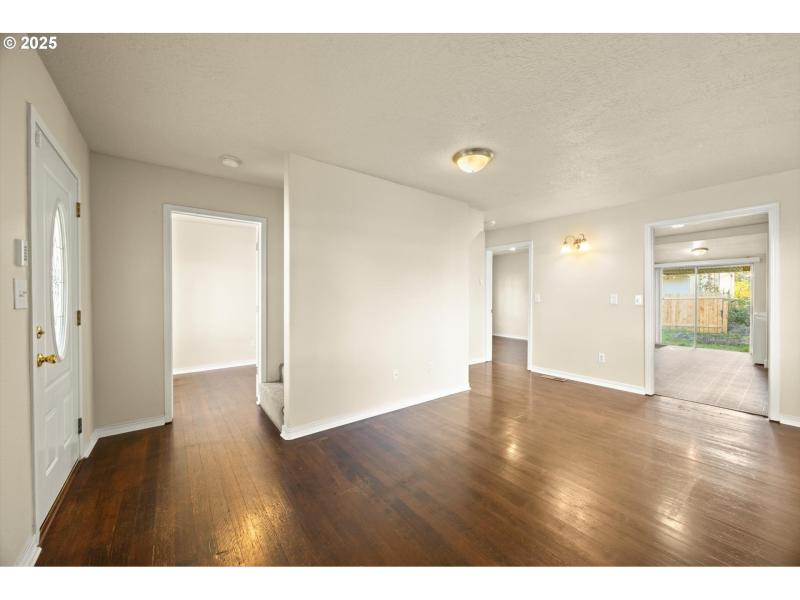 Living Room/Entrance