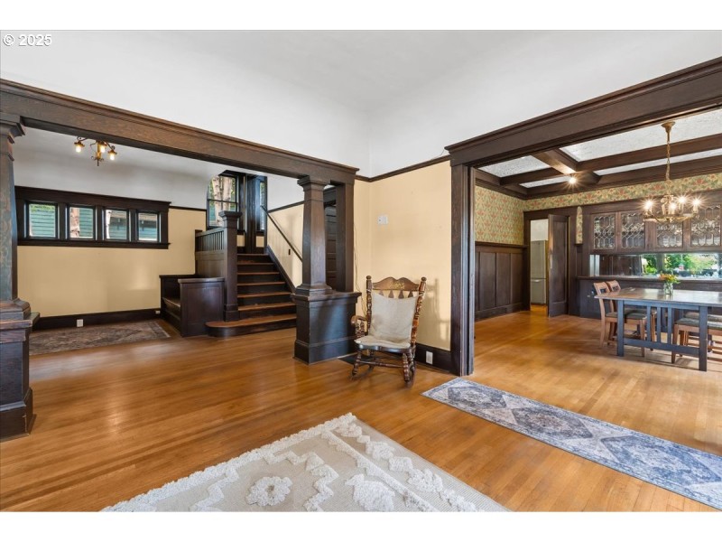 Living Room/Entrance