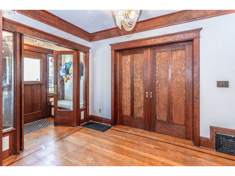 Living Room/Entrance