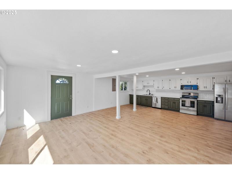 Living Room/Entrance