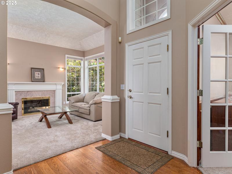 Living Room/Entrance