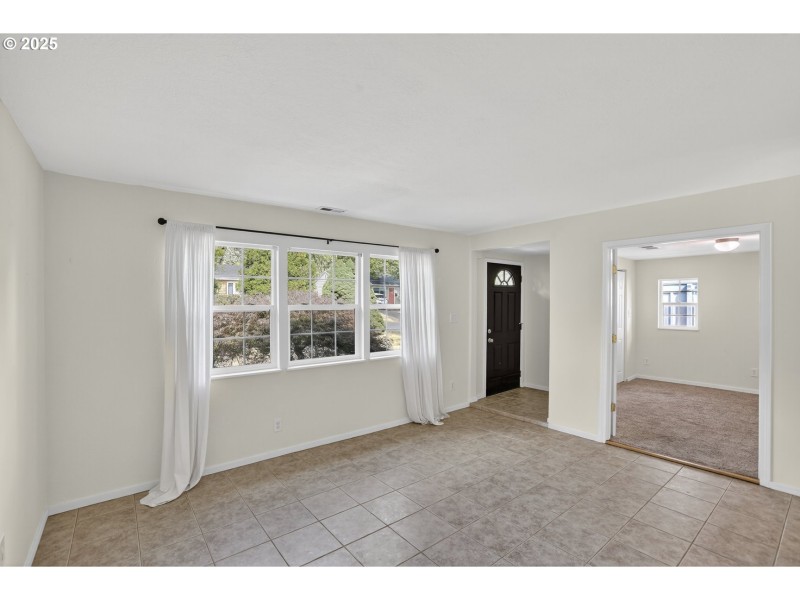 Living Room/Entrance