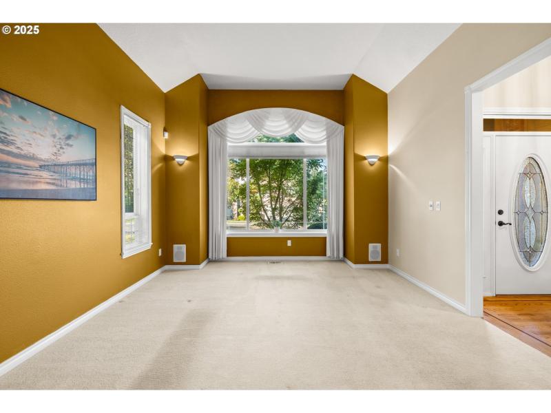 Living Room/Entrance