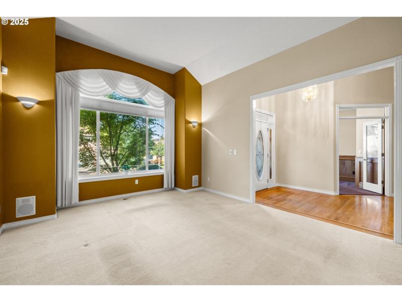 Living Room/Entrance