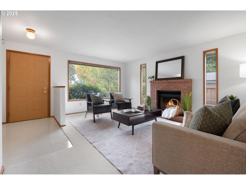 Living Room/Entrance