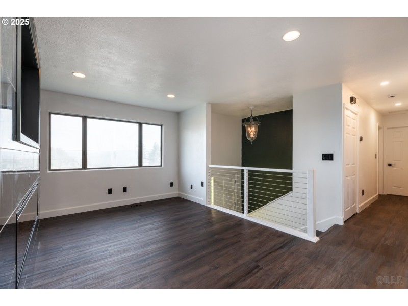 Living Room/Entrance