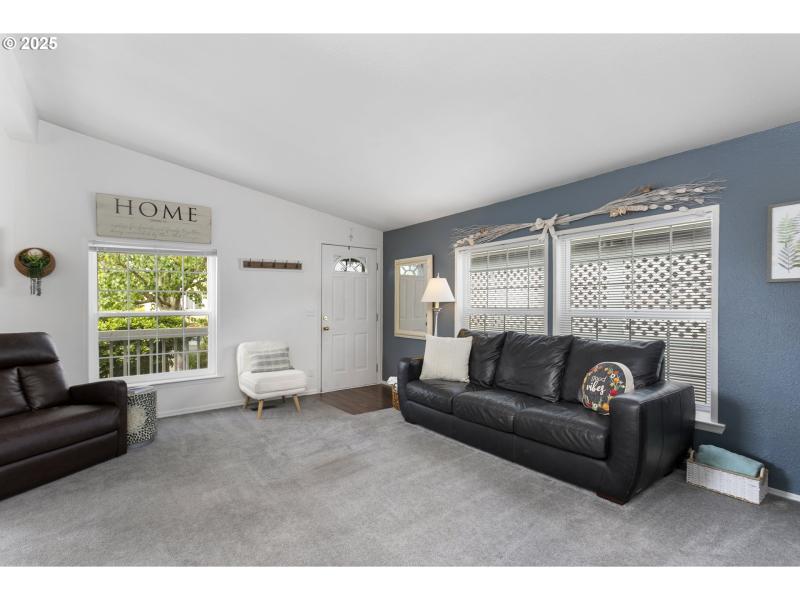 Living Room/Entrance