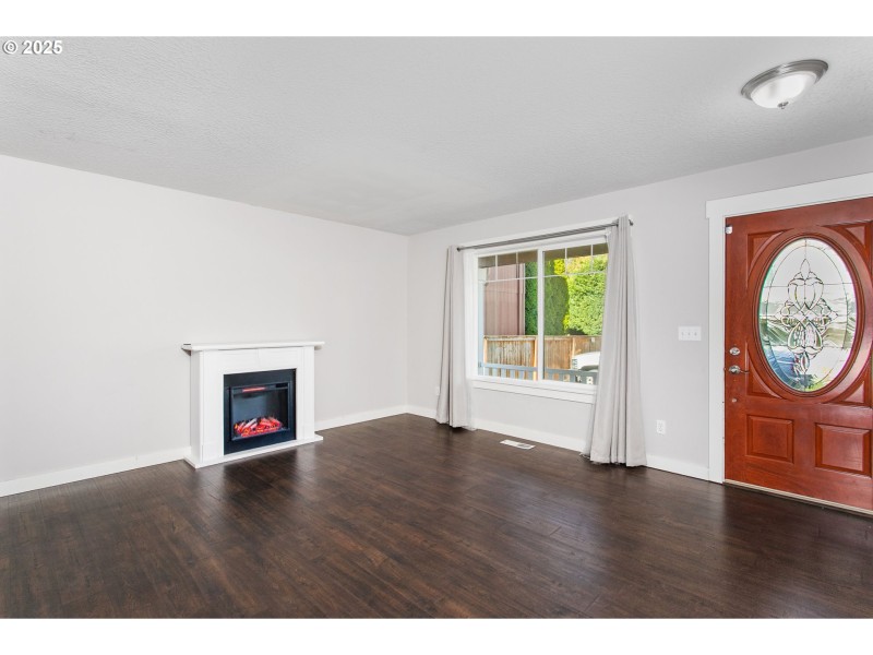 Living Room/Entrance