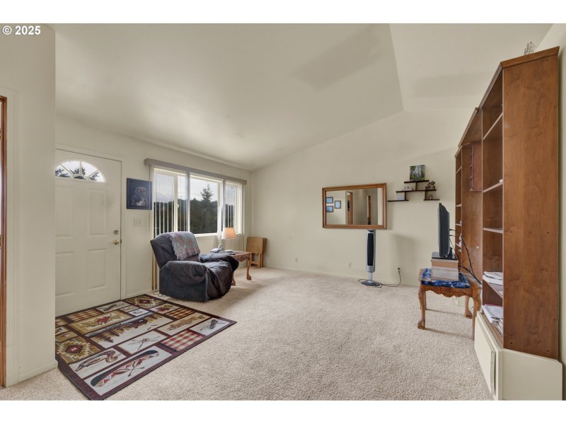 Living Room/Entrance