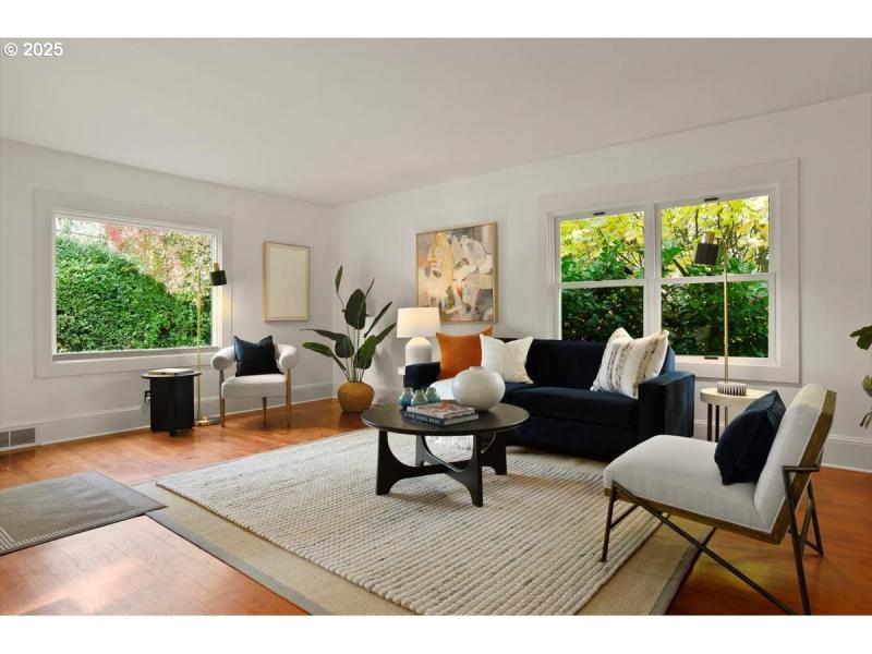 Living Room/Entrance