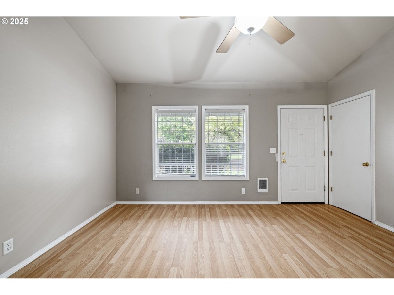 Living Room/Entrance