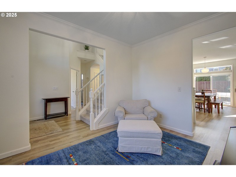 Living Room/Entrance